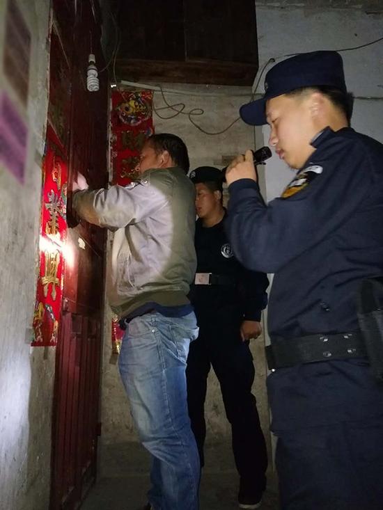 安龙县余记开锁公司粗心妈妈误将幼女锁家中 