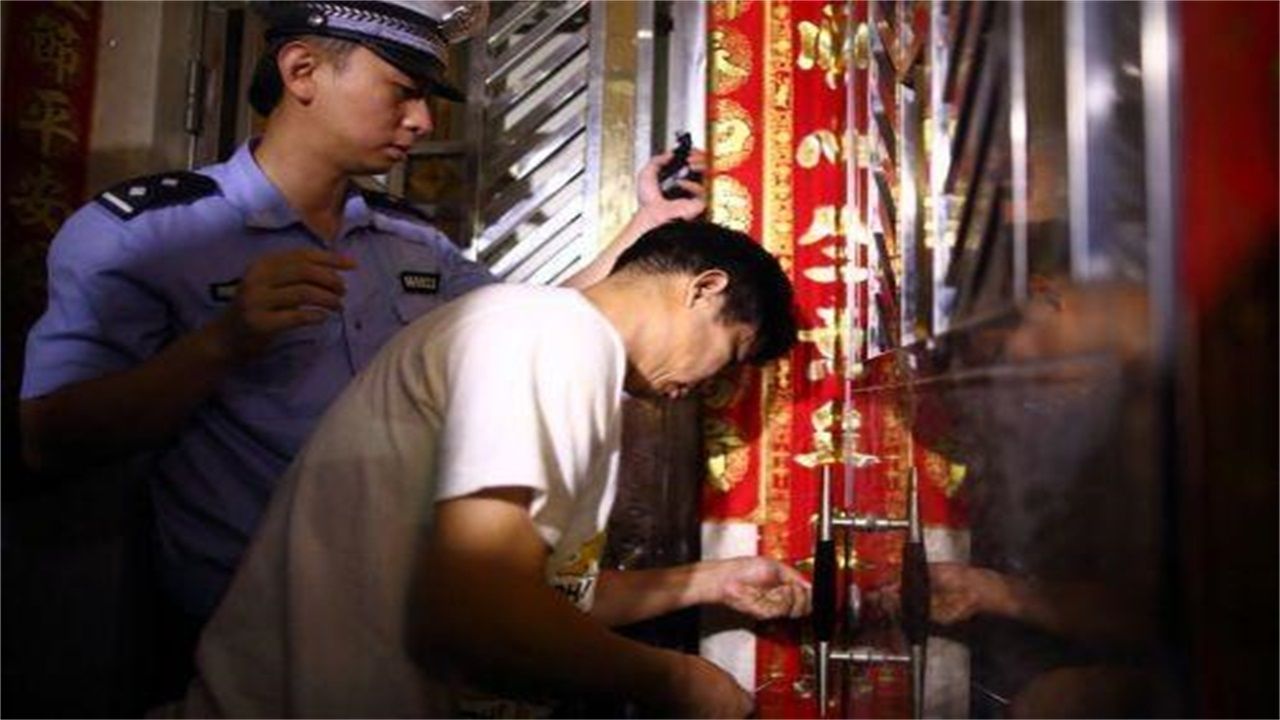 安龙县余记开锁公司请开锁师傅开了锁后，师傅